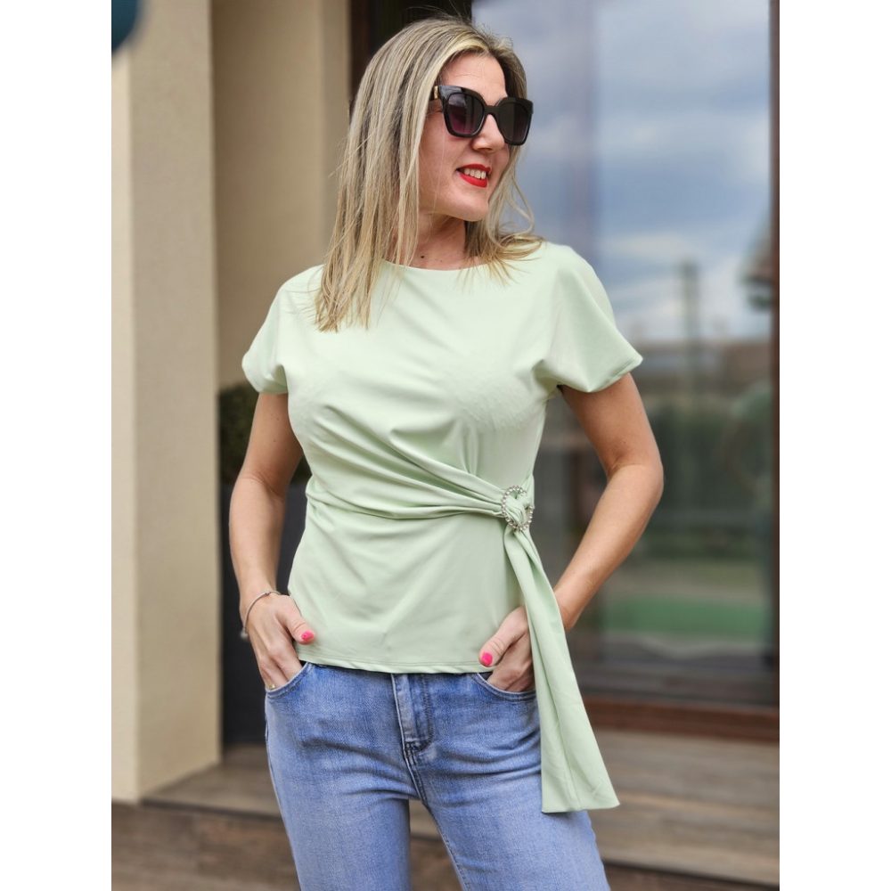 Zöld felső derekán dísszel