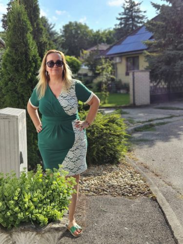 Zöld rövidujjú ruha, csipkével
