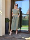 Kelly khaki színű laza maxiruha övvel