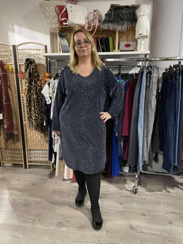 Kék csillogós ruha, vállán ezüst gombokkal