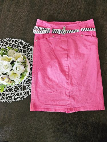 Pink szoknya övvel