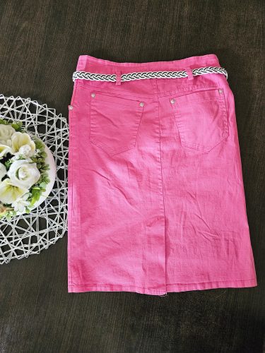 Pink szoknya övvel