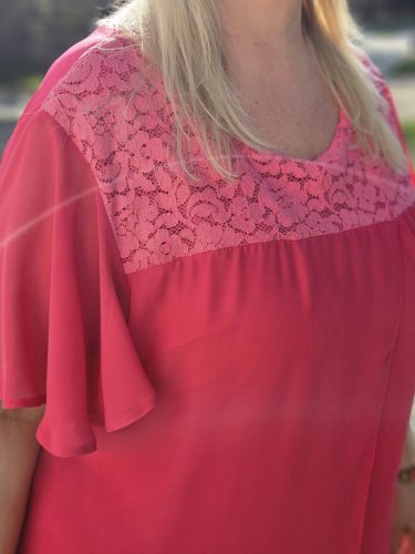 Pink, nyaknál csipkés, rövidujjú, fodros vállú ruha