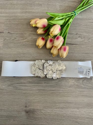 Fehér gumis öv, ezüst csattal