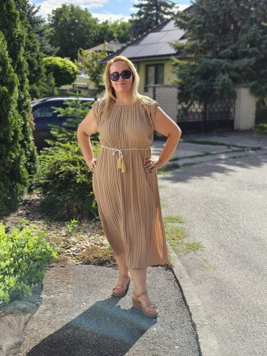 Bézs pliszírozott válltöméses maxi ruha, megkötővel