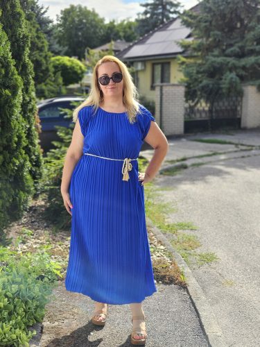 Kék pliszírozott válltöméses maxi ruha, megkötővel