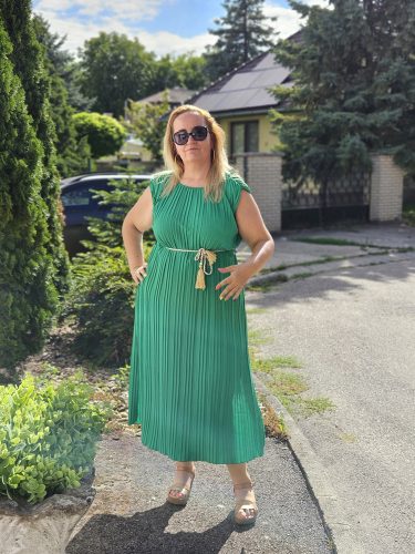 Zöld pliszírozott válltöméses maxi ruha, megkötővel