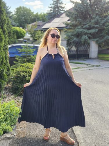 Sötétkék pliszírozott maxi ruha, nyakbakötős