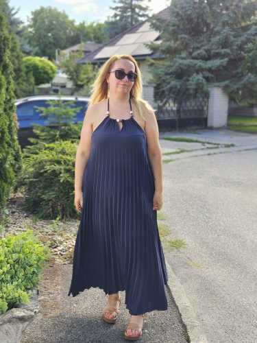 Sötétkék pliszírozott maxi ruha, nyakbakötős