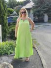Neon zöld pliszírozott maxi ruha, nyakbakötős