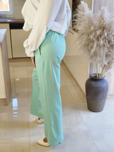 Zöld egyenesszárú nadrág övvel