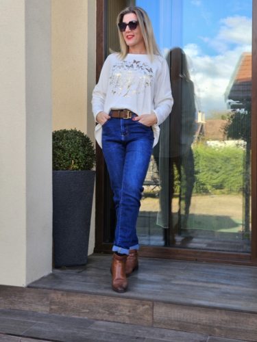 Kék mom fit fazonú farmernadrág övvel